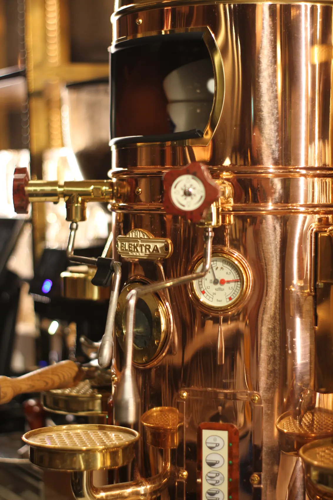 Detalle en cobre de una máquina de café Elektra