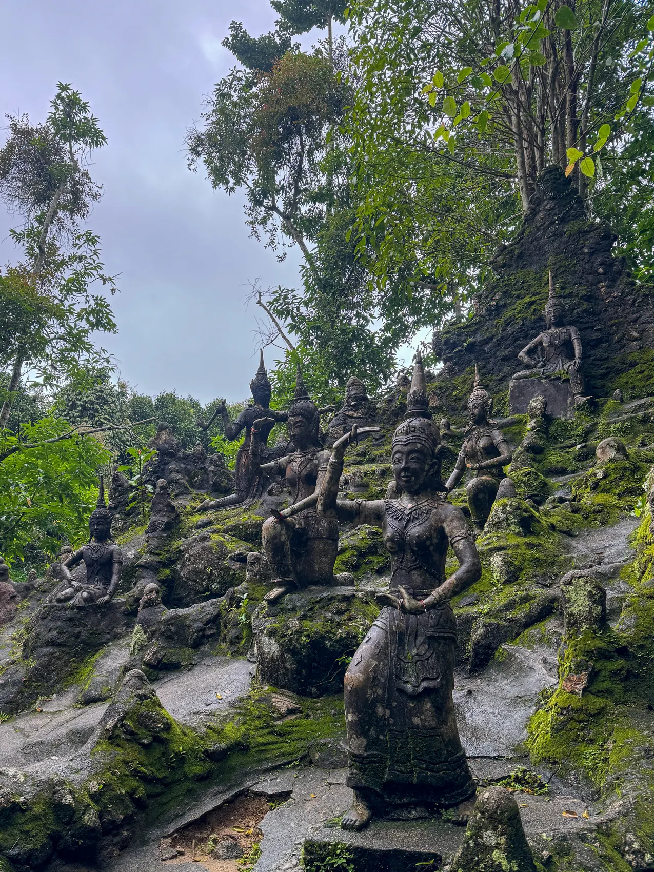 Figuras de piedra cubiertas de musgo en un bosque