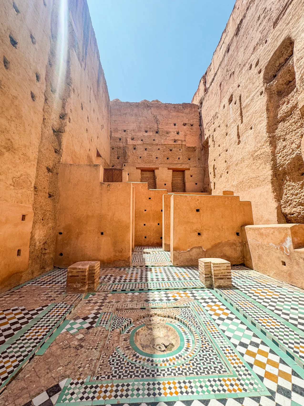 Ruinas de muros de adobe con suelo de mosaico