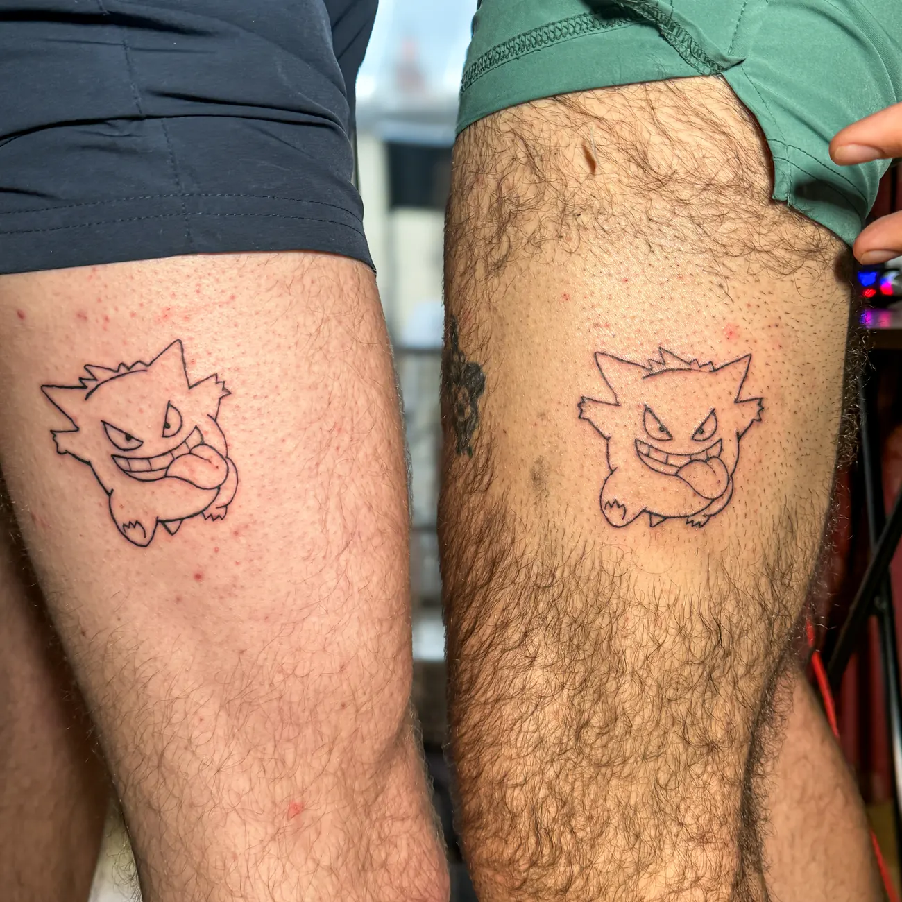 Dos tatuajes iguales de Gengar en dos piernas