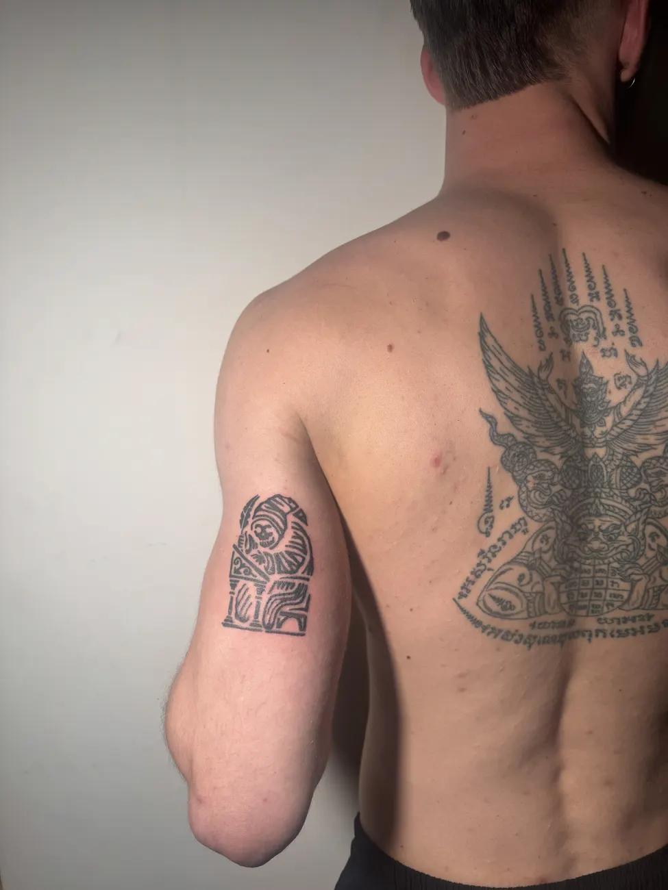 Tatuajes en el dorso de la mano y en un dedo